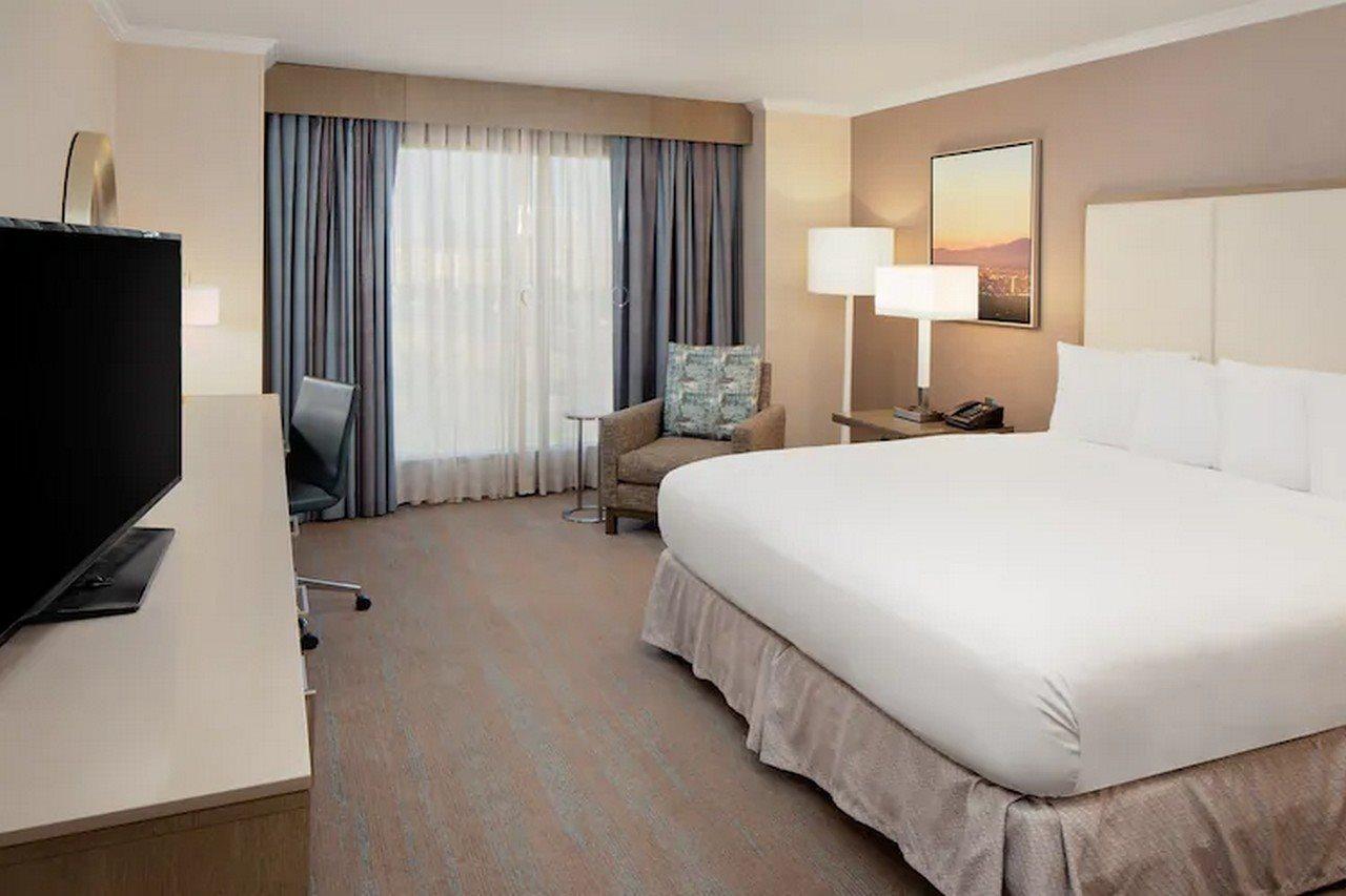 Doubletree By Hilton Irvine Spectrum Exterior photo